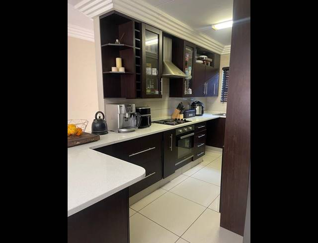 2 BEDROOM TOWNHOUSE FOR SALE IN RAVENSWOOD